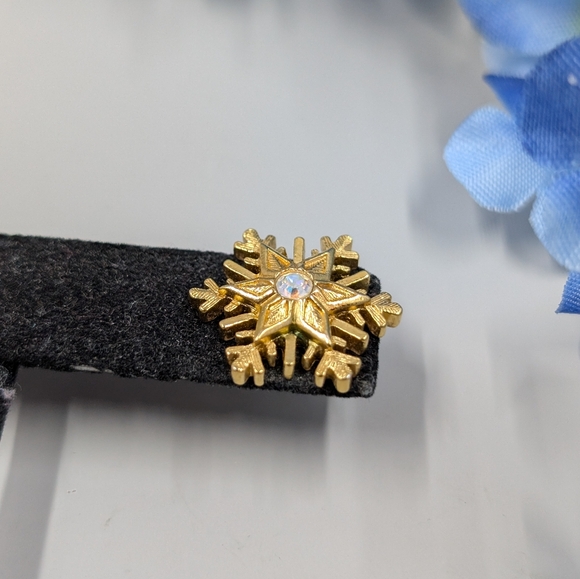 Gorgeous Snowflake Vintage Gold Plated Stud Earrings With Crystal Accents - Picture 6 of 6
